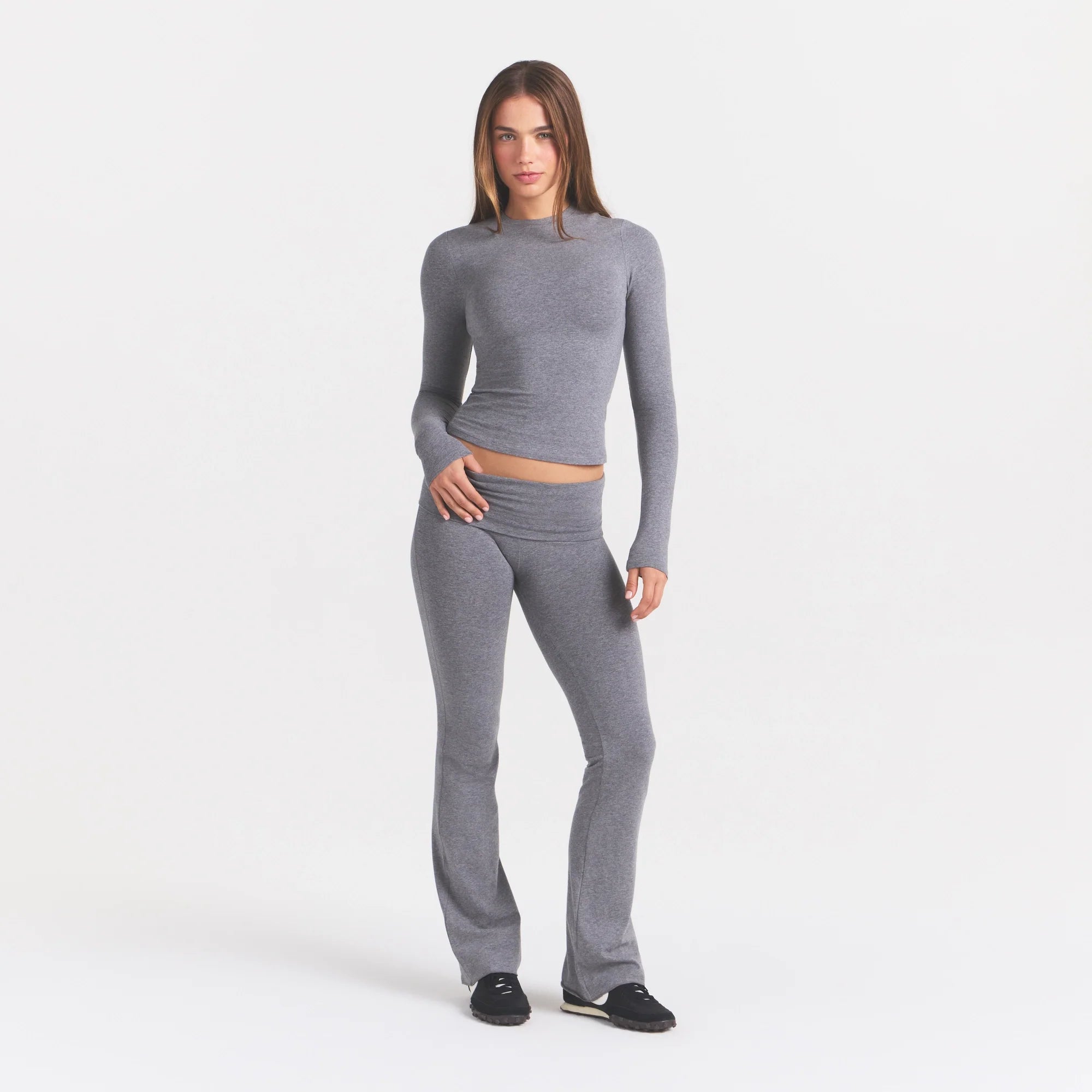 COTTON JERSEY LONG SLEEVE T-SHIRT | DARK HEATHER GREY ON A MODEL FRONT VIEW@ | FOCUS: 0.0, 1.0, 0.9