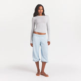 COTTON JERSEY LONG SLEEVE T-SHIRT | LIGHT HEATHER GREY ON A MODEL FRONT VIEW @ | FOCUS: 0.0, 1.0, 0.9