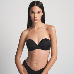 SKIMS ULTIMATE BRA STRAPLESS PUSH-UP BRA | ONYX ON A MODEL FRONT VIEW | FOCUS: 0.0, 1.0, 0.9