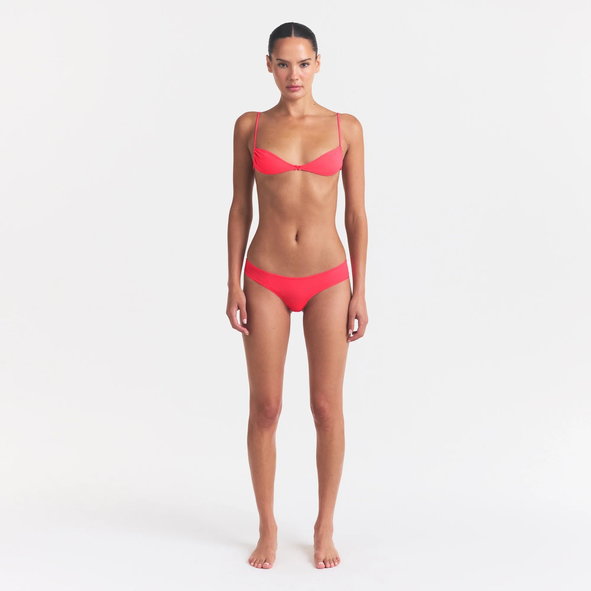 FITS EVERYBODY MICRO BANDEAU | ULTRA PINK ON A MODEL FRONT VIEW @ | FOCUS: 0.0, 1.0, 0.9