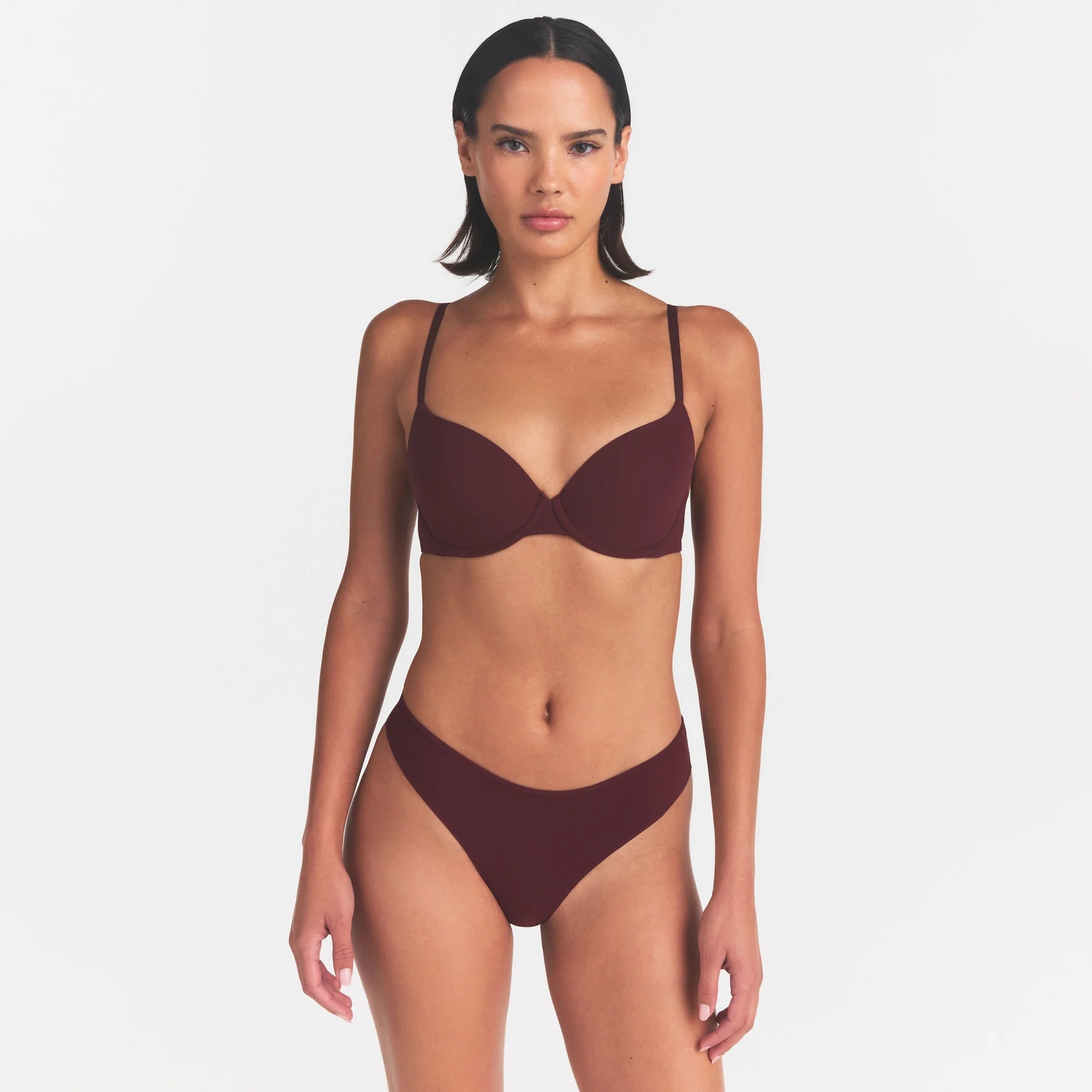 FITS EVERYBODY T-SHIRT BRA | CURRANT ON A MODEL | FOCUS: 0.0, 1.0, 0.9