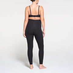 FITS EVERYBODY MATERNITY LEGGING | ONYX ON A MODEL BACK VIEW