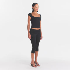 COTTON JERSEY FOLDOVER CAPRI | SOOT ON A MODEL FRONT VIEW @ | FOCUS: 0.0, 1.0, 0.9
