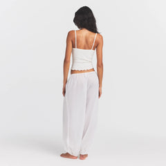 VOILE SLEEP BALLOON PANT | SNOW ON A MODEL FRONT VIEW @ | FOCUS: 0.0, 1.0, 0.9