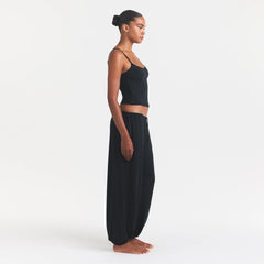 SKIMS SLEEP JOGGER | ONYX ON A MODEL FRONT VIEW @ | FOCUS: 0.0, 1.0, 0.9
