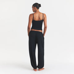 SKIMS SLEEP JOGGER | ONYX ON A MODEL FRONT VIEW @ | FOCUS: 0.0, 1.0, 0.9