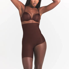SKIMS BODY LEFT LEG SOLUTION SHORT | COCOA ON A MODEL FRONT VIEW @