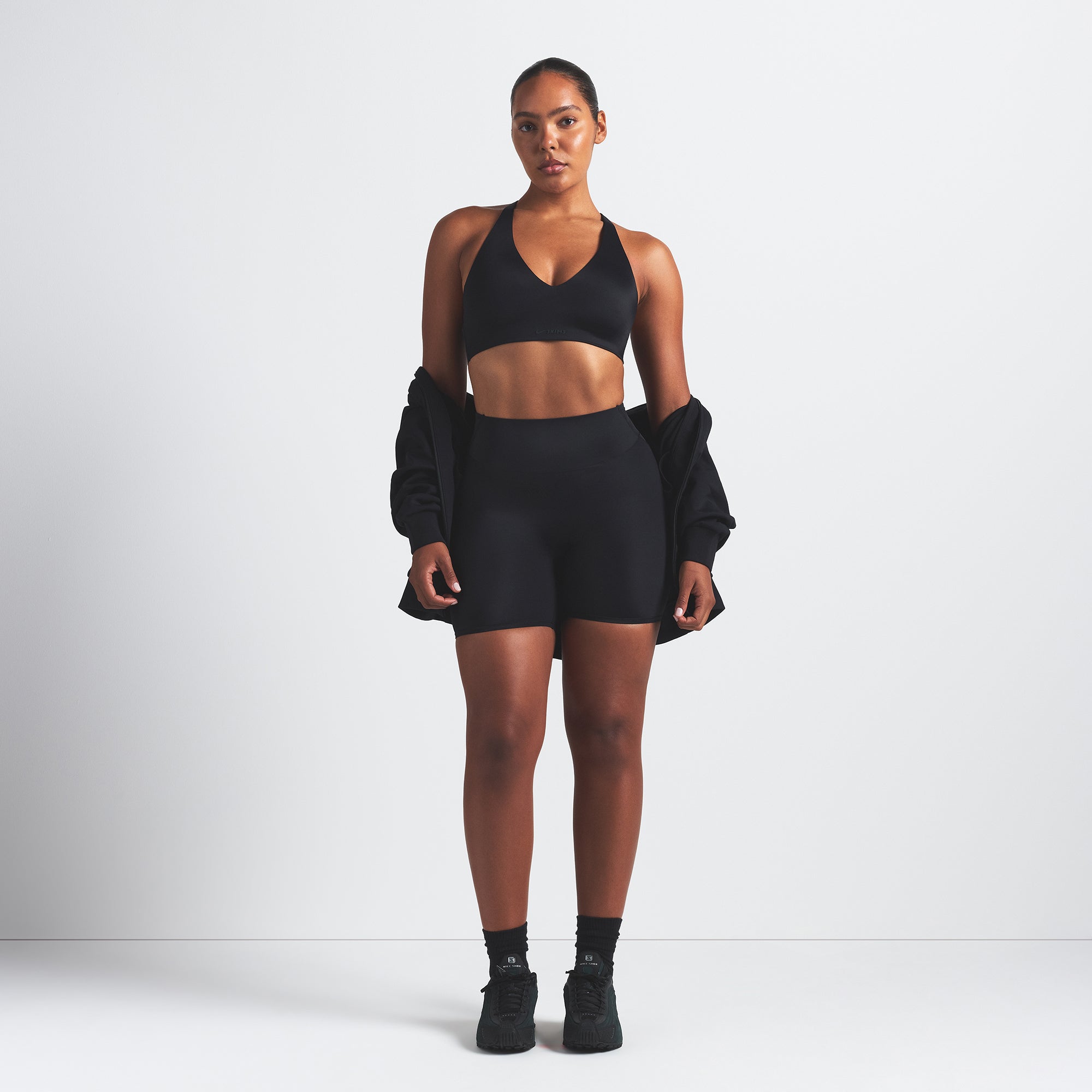 NikeSKIMS SHINE V-NECK BRA | OBSIDIAN ON A MODEL FRONT VIEW @ | FOCUS: 0.9, 0.1, 0.7
