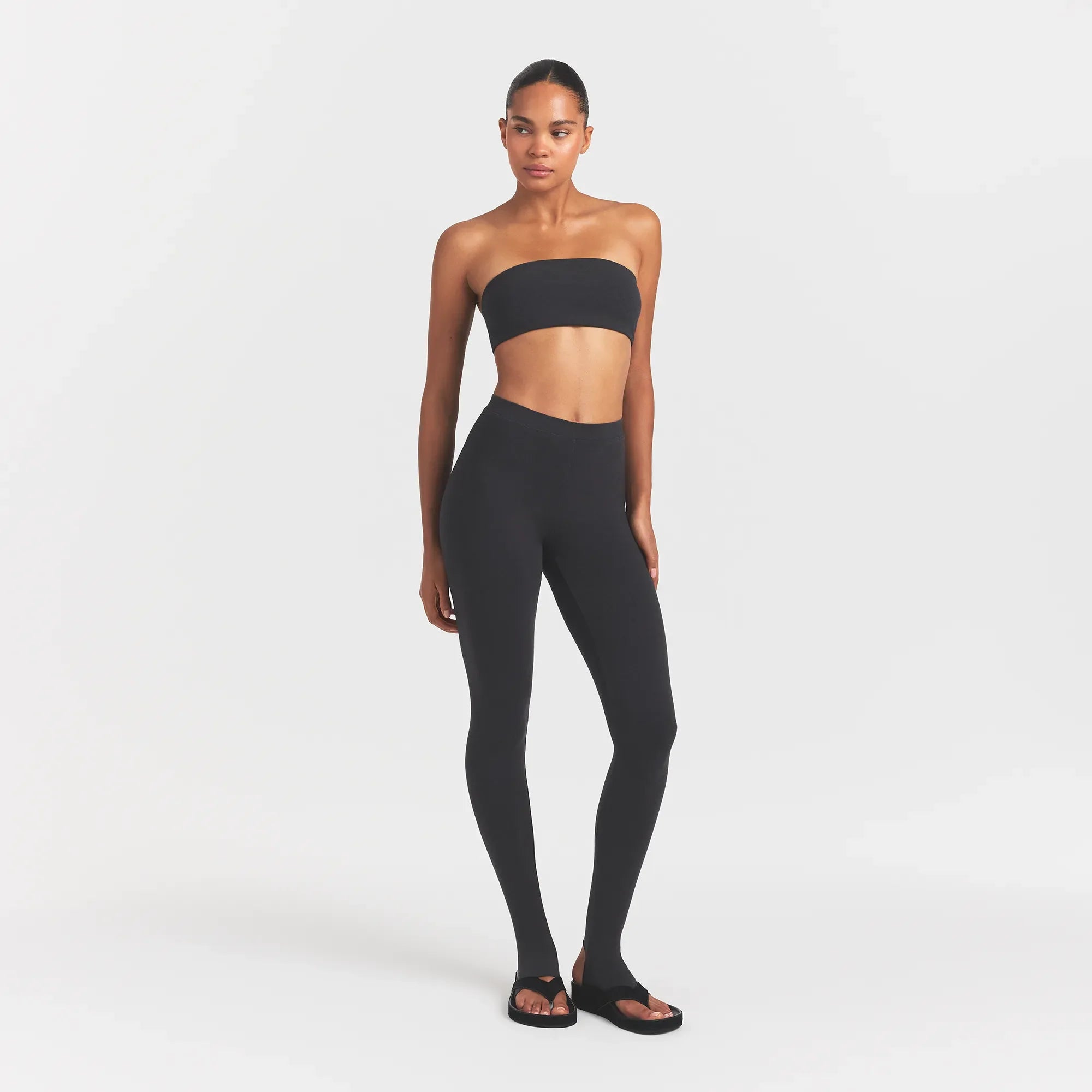 OUTDOOR STIRRUP LEGGING | WASHED ONYX ON A MODEL FRONTVIEW @ | FOCUS: 0.0, 1.0, 0.9