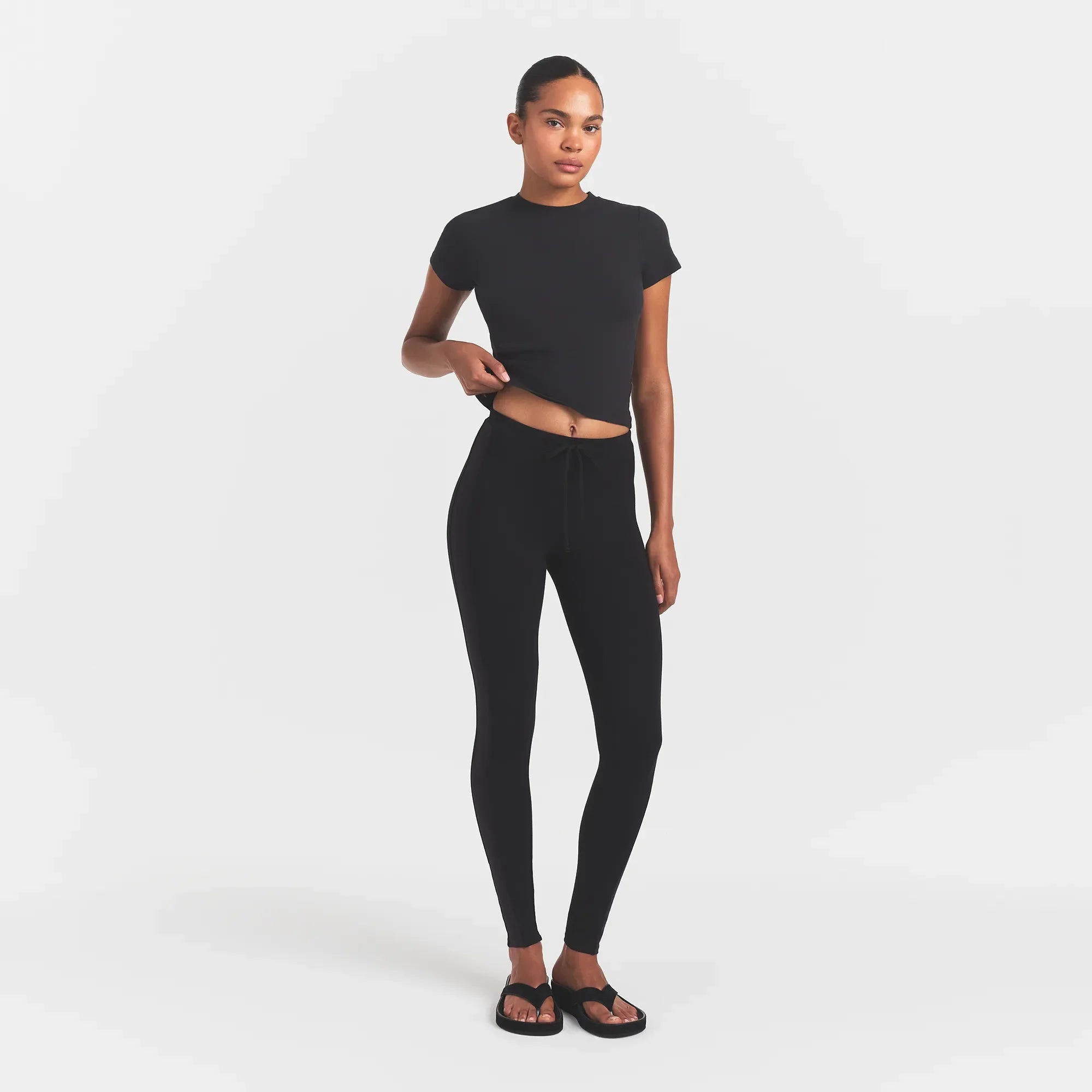 OUTDOOR HIGH-WAISTED LEGGING | ONYX ON A MODEL FRONTVIEW @ | FOCUS: 0.0, 1.0, 0.9