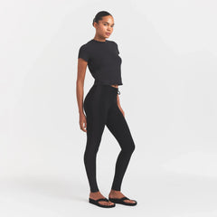 OUTDOOR HIGH-WAISTED LEGGING | ONYX ON A MODEL SIDEVIEW @ | FOCUS: 0.0, 1.0, 0.9