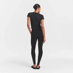 OUTDOOR HIGH-WAISTED LEGGING | ONYX ON A MODEL BACKVIEW @ | FOCUS: 0.0, 1.0, 0.9