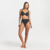 SMOOTHING INTIMATES FULL COVERAGE BRA | ONYX ON A MODEL FRONT VIEW @ | FOCUS: 0.0, 1.0, 0.9