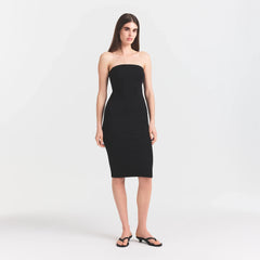 THE ESSENTIAL COLLECTION STRAPLESS MIDI DRESS | OBSIDIAN ON A MODEL FRONT VIEW @ | FOCUS: 0.0, 1.0, 0.9