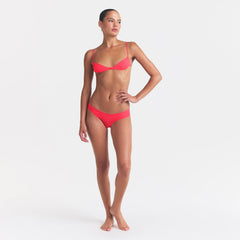 FITS EVERYBODY MICRO HIPSTER | ULTRA PINK ON A MODEL FRONT VIEW @ | FOCUS: 0.0, 1.0, 0.9