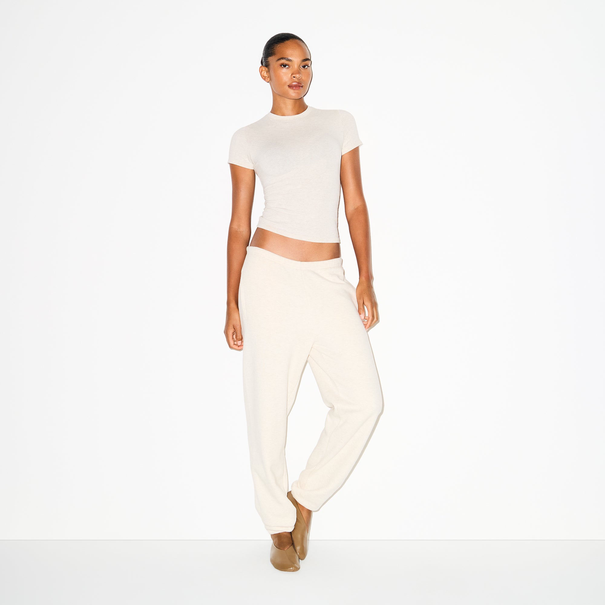 COTTON FLEECE CLASSIC JOGGER | OATMEAL HEATHER ON A MODEL FRONT VIEW @ | FOCUS: 0.0, 1.0, 0.9