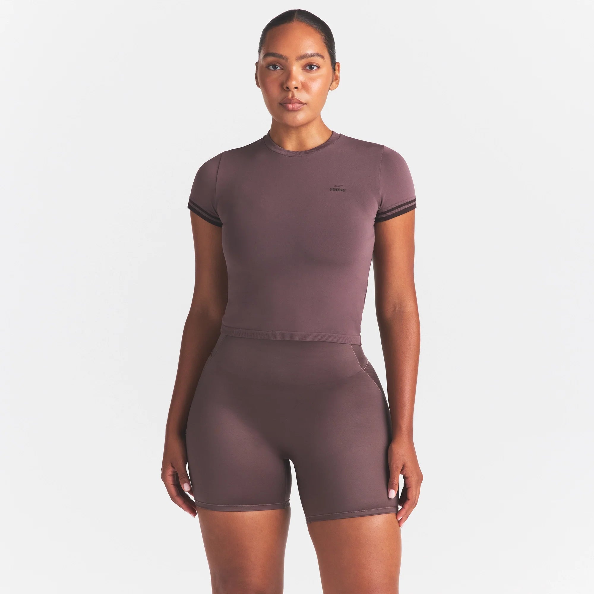 NikeSKIMS SATIN SHINE BONDED WAIST 5" BIKER SHORT | RESIN ON A MODEL SIDE VIEW