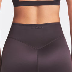 NikeSKIMS SATIN SHINE BONDED WAIST LEGGING 26" | PHOENIX ON A MODEL SIDE VIEW