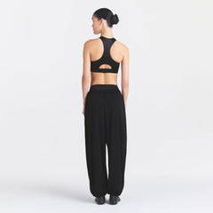 NikeSKIMS STRETCH KNIT BALLOON PANT | OBSIDIAN ON A MODEL FRONT VIEW| FOCUS: 0.0, 1.0, 0.9 @ | FOCUS: 0.0, 1.0, 0.9