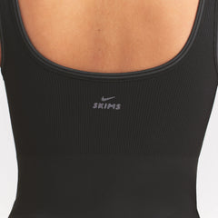 NikeSKIMS RIBBED SEAMLESS SCOOP 5" ONE PIECE | OBSIDIAN ON A MODEL SIDE VIEW