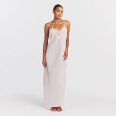 VOILE SLEEP LONG DRESS | LIGHT LILAC ON A MODEL FRONT VIEW @ | FOCUS: 0.0, 1.0, 0.9