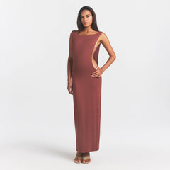 SMOOTH LAYERS CUT OUT LONG DRESS | HENNA ON A MODEL FRONT VIEW @ | FOCUS: 0.0, 1.0, 0.9