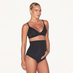 WIRELESS FORM MATERNITY NURSING BRA | ONYX ON A MODEL SIDE VIEW @ | FOCUS: 0.0, 1.0, 0.9