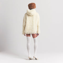 FAUX FUR HOODIE | EGRET ON A MODEL SIDE VIEW @ | FOCUS: 0.0, 1.0, 0.9
