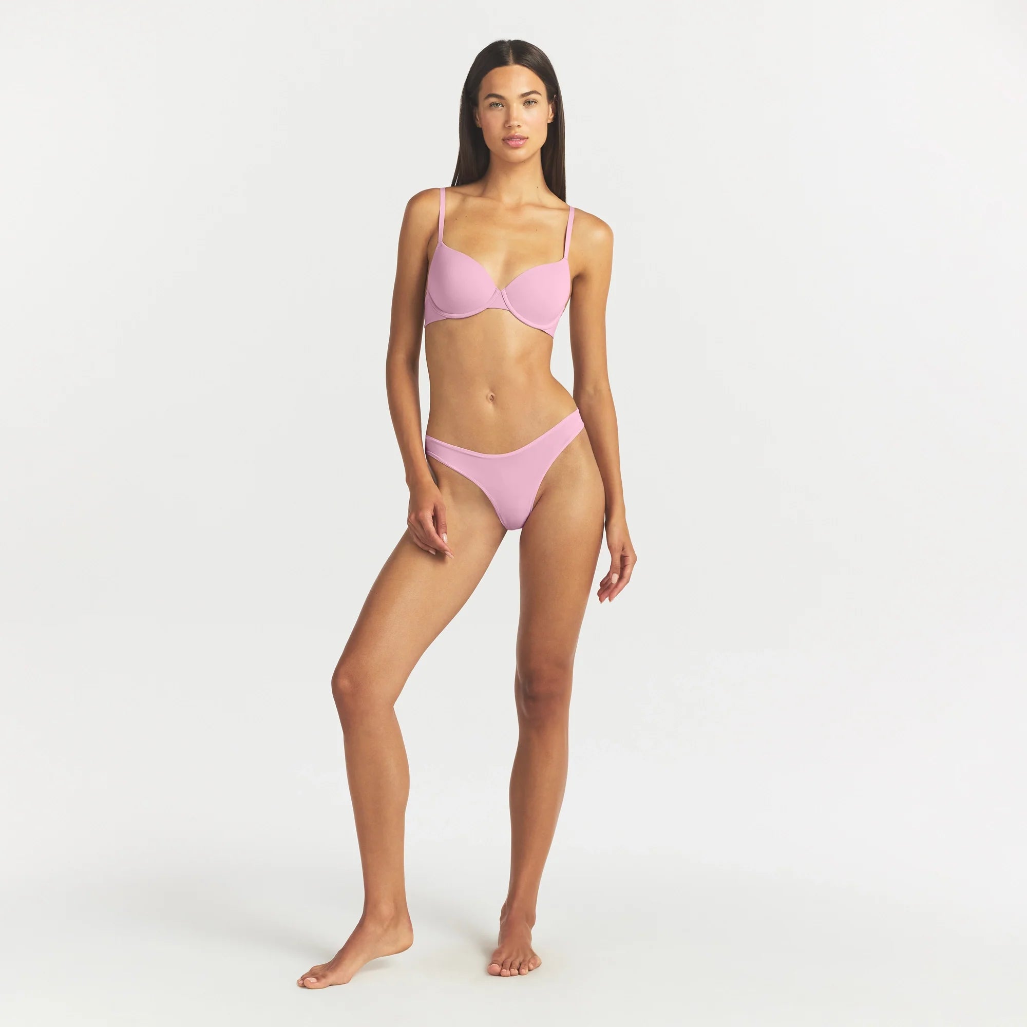 FITS EVERYBODY DIPPED FRONT THONG | BUBBLE GUM ON A MODEL FRONT VIEW @ | FOCUS: 0.0, 1.0, 0.9