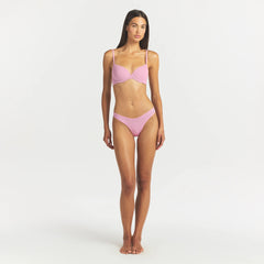 FITS EVERYBODY DIPPED FRONT THONG | BUBBLE GUM ON A MODEL FRONT VIEW @ | FOCUS: 0.0, 1.0, 0.9