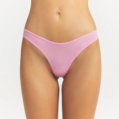 FITS EVERYBODY DIPPED FRONT THONG | BUBBLE GUM ON A MODEL SIDE VIEW @ | FOCUS: 0.0, 1.0, 0.9