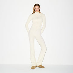 OUTDOOR FLEECE PANT | ECRU ON A MODEL FRONT VIEW @ | FOCUS: 0.0, 1.0, 0.9