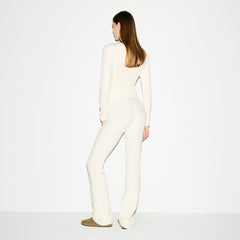OUTDOOR FLEECE PANT | ECRU ON A MODEL SIDE VIEW @ | FOCUS: 0.0, 1.0, 0.9