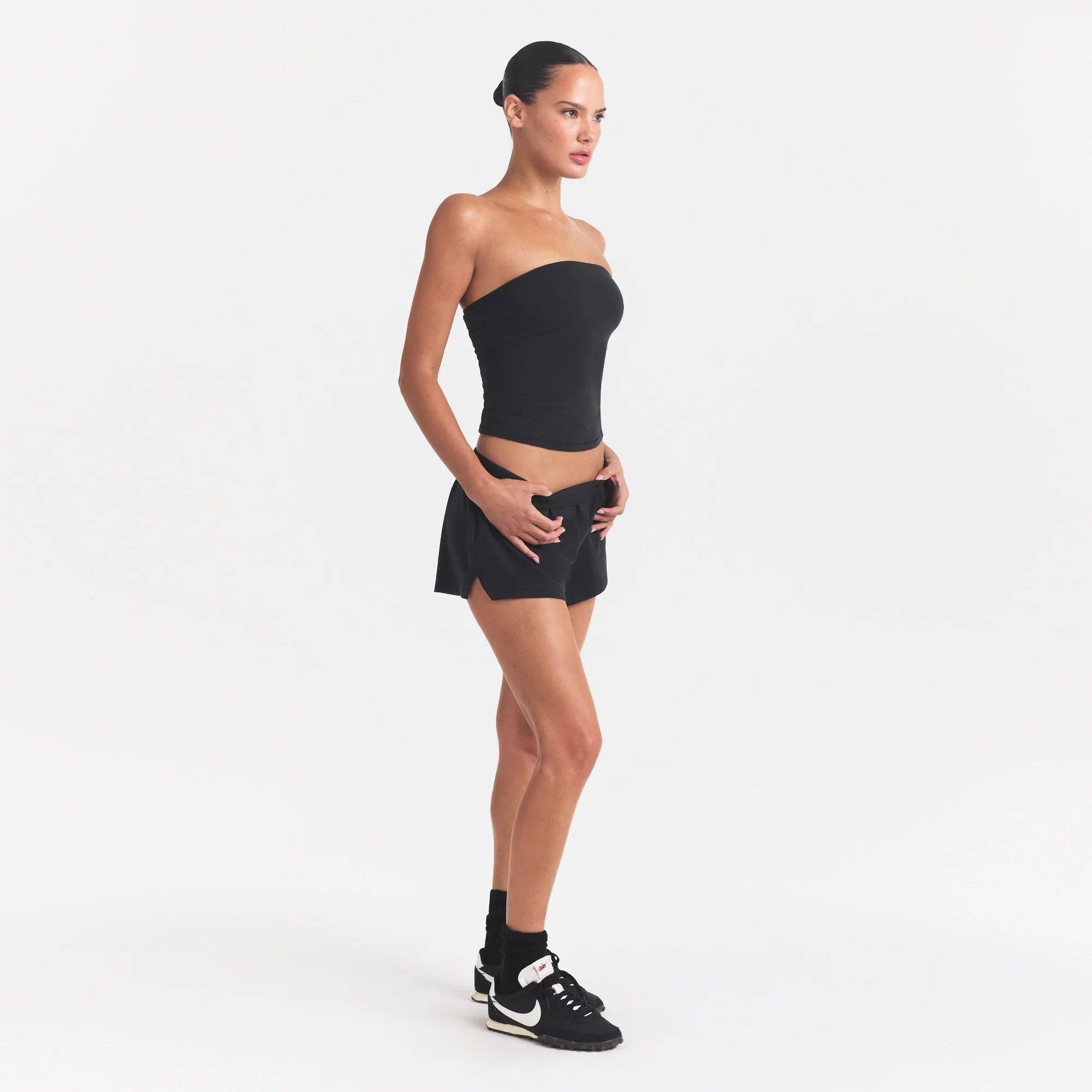 COTTON JERSEY LOOSE SHORT | SOOT ON A MODEL FRONT VIEW @ | FOCUS: 0.0, 1.0, 0.9