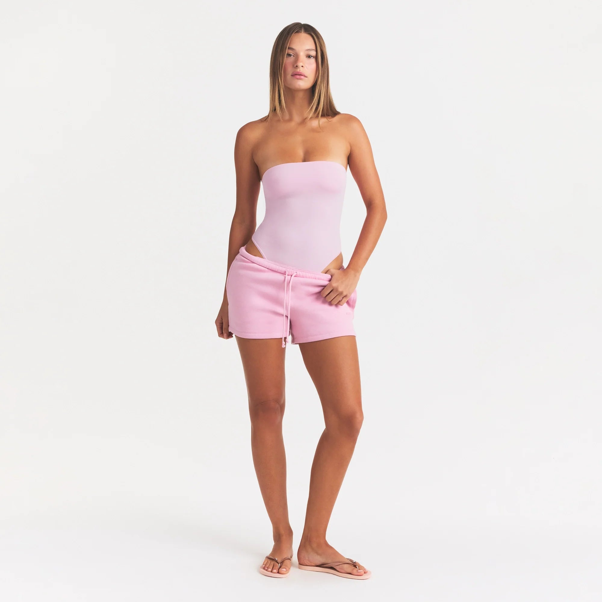 SMOOTH LAYERS STRAPLESS BODYSUIT | PEONY ON A MODEL FRONT VIEW @ | FOCUS: 0.0, 1.0, 0.9