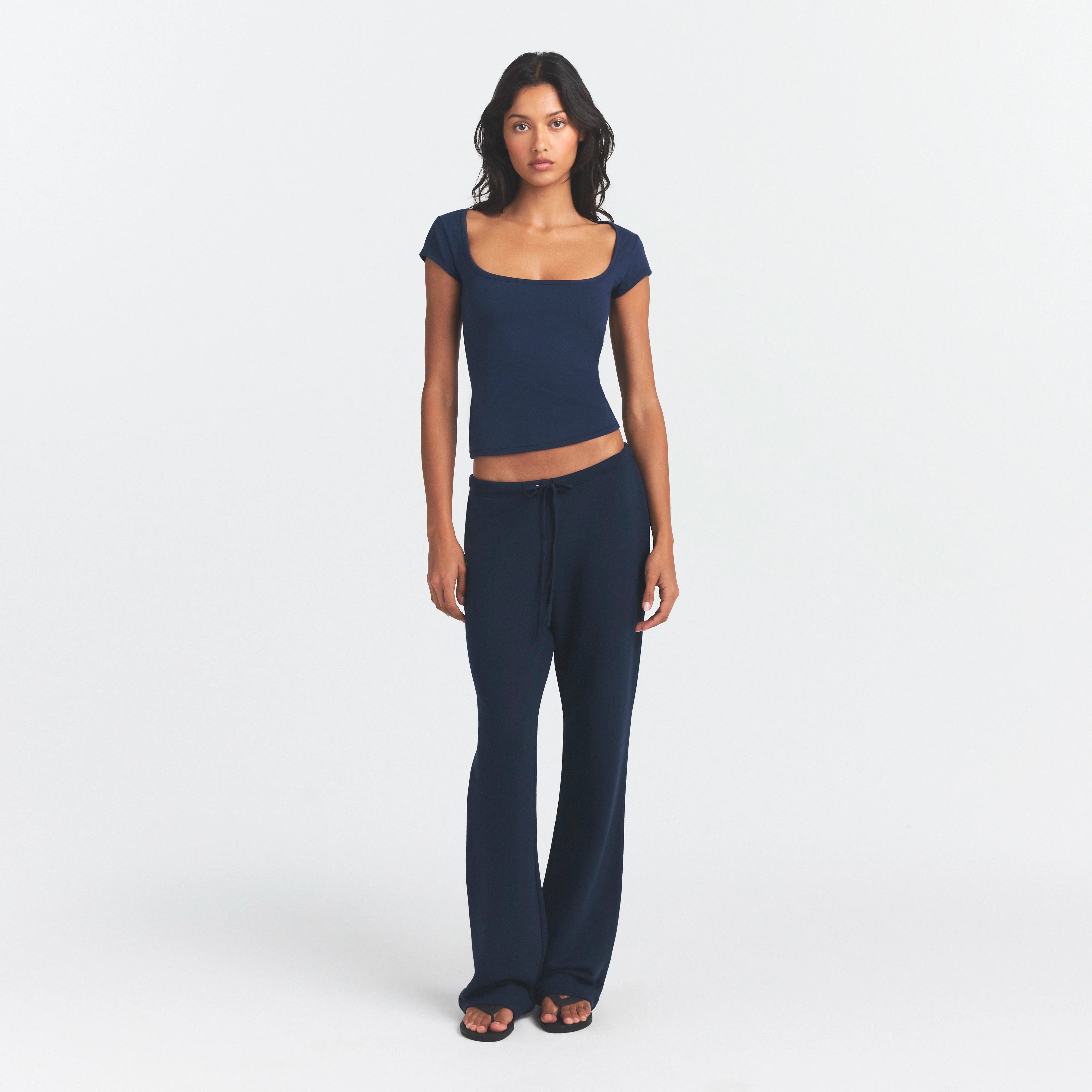 COTTON JERSEY SCOOP NECK T-SHIRT | NAVY ON A MODEL FRONT VIEW @ | FOCUS: 0.0, 1.0, 0.9