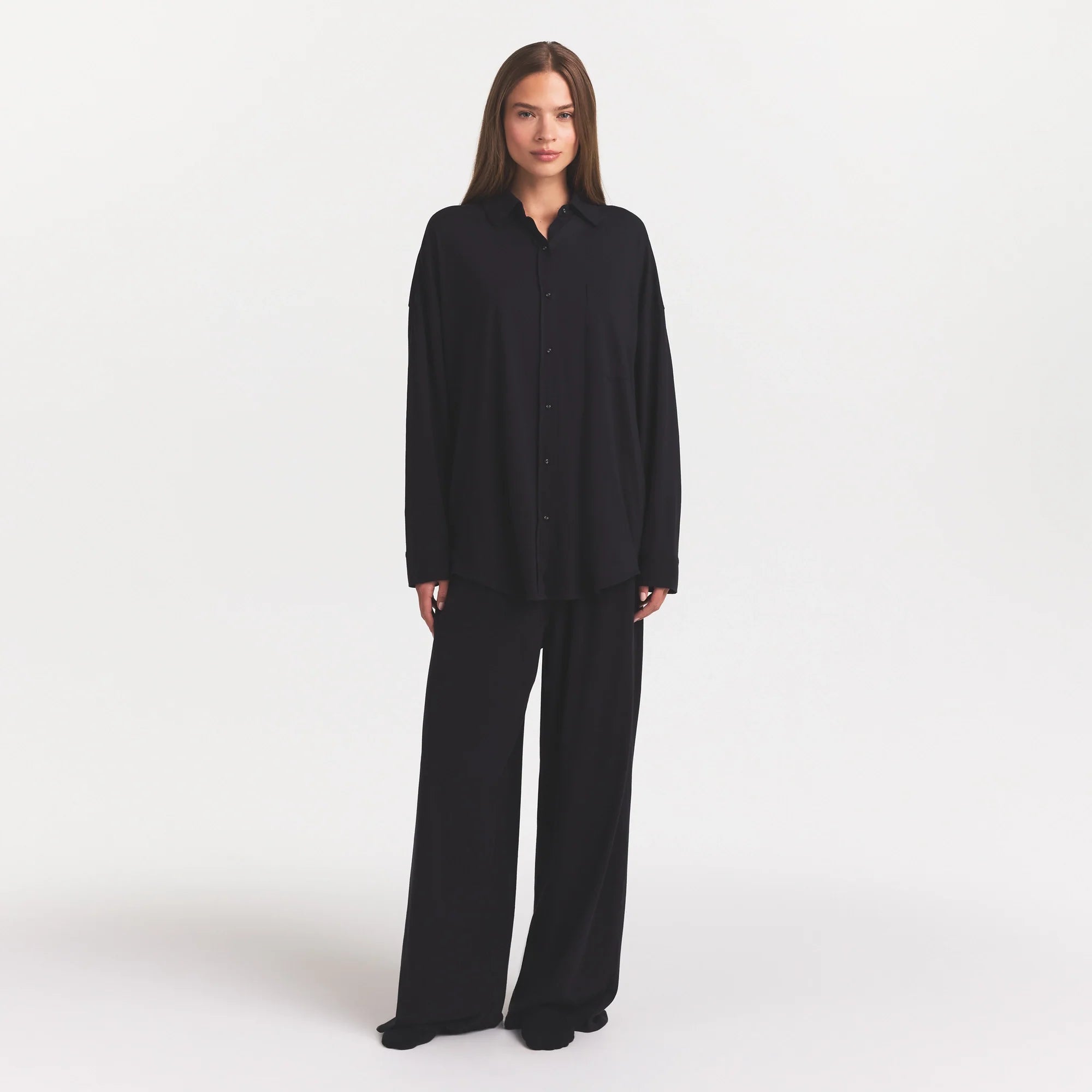 ORGANIC COTTON SLEEP LONG SLEEVE SET | OBSIDIAN ON A MODEL FRONT VIEW @ | FOCUS: 0.0, 1.0, 0.9