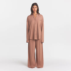 ORGANIC COTTON SLEEP LONG SLEEVE SET | SIENNA ON A MODEL FRONT VIEW @ | FOCUS: 0.0, 1.0, 0.9