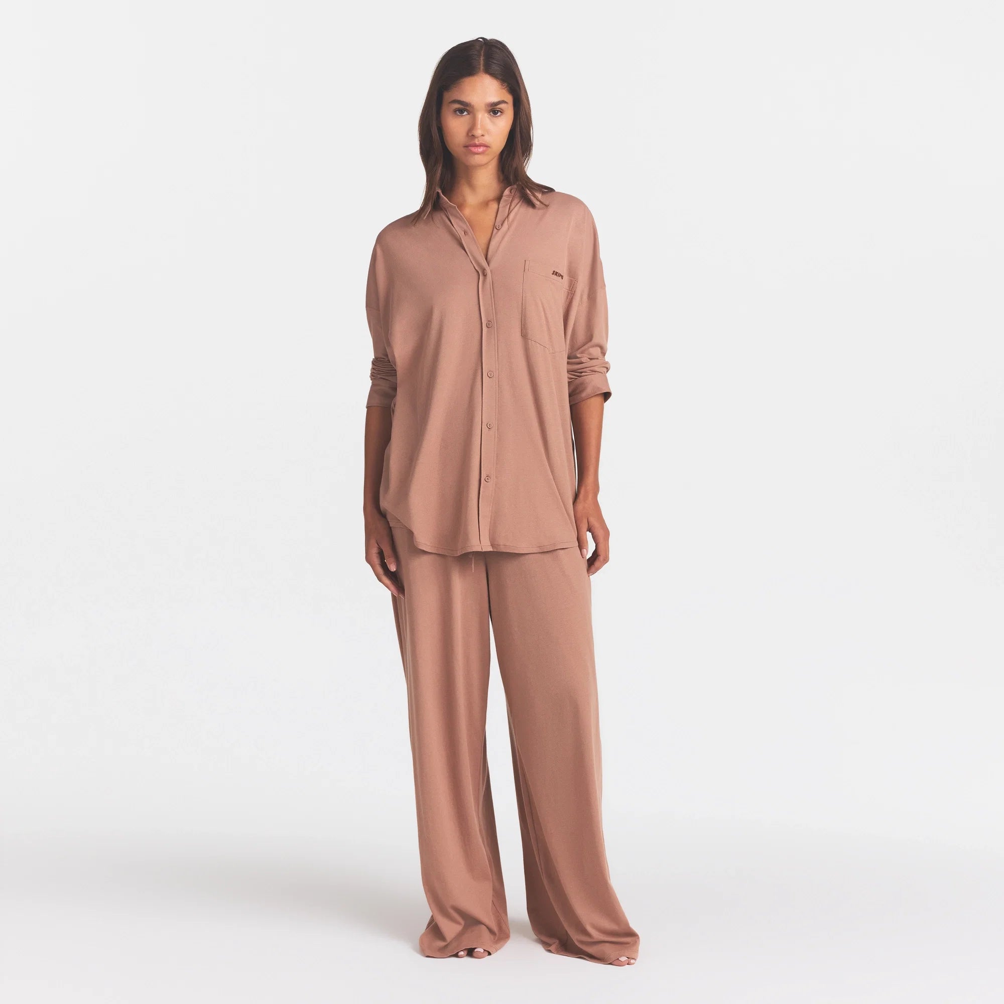 ORGANIC COTTON SLEEP LONG SLEEVE SET | SIENNA ON A MODEL FRONT VIEW @ | FOCUS: 0.0, 1.0, 0.9