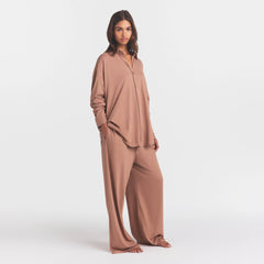 ORGANIC COTTON SLEEP LONG SLEEVE SET | SIENNA ON A MODEL FRONT VIEW @ | FOCUS: 0.0, 1.0, 0.9