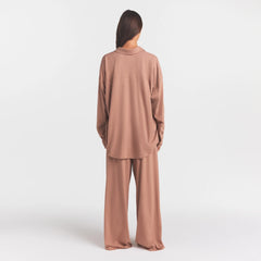 ORGANIC COTTON SLEEP LONG SLEEVE SET | SIENNA ON A MODEL FRONT VIEW @ | FOCUS: 0.0, 1.0, 0.9