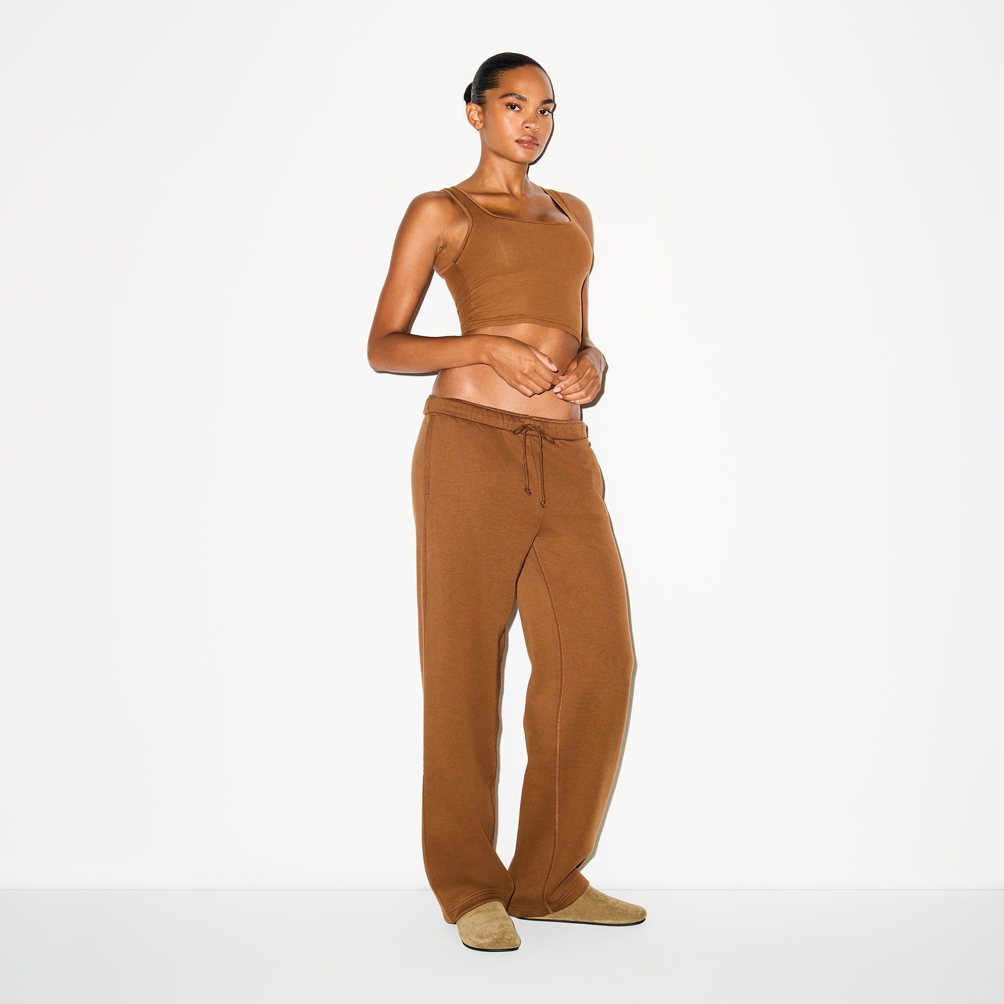 COTTON FLEECE CLASSIC STRAIGHT LEG PANT | BISON ON A MODEL FRONT VIEW @ | FOCUS: 0.0, 1.0, 0.9