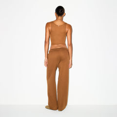 COTTON FLEECE CLASSIC STRAIGHT LEG PANT | BISON ON A MODEL BACK VIEW @ | FOCUS: 0.0, 1.0, 0.9