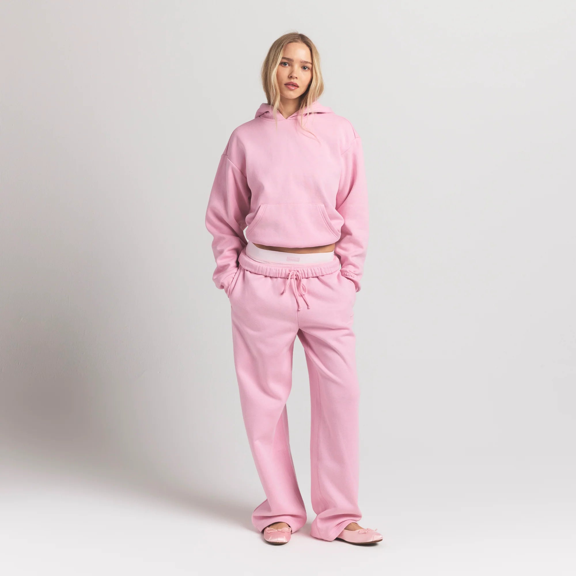 COTTON FLEECE CLASSIC STRAIGHT LEG PANT | HALITE ON A MODEL FRONT VIEW S | FOCUS: 0.0, 1.0, 0.9