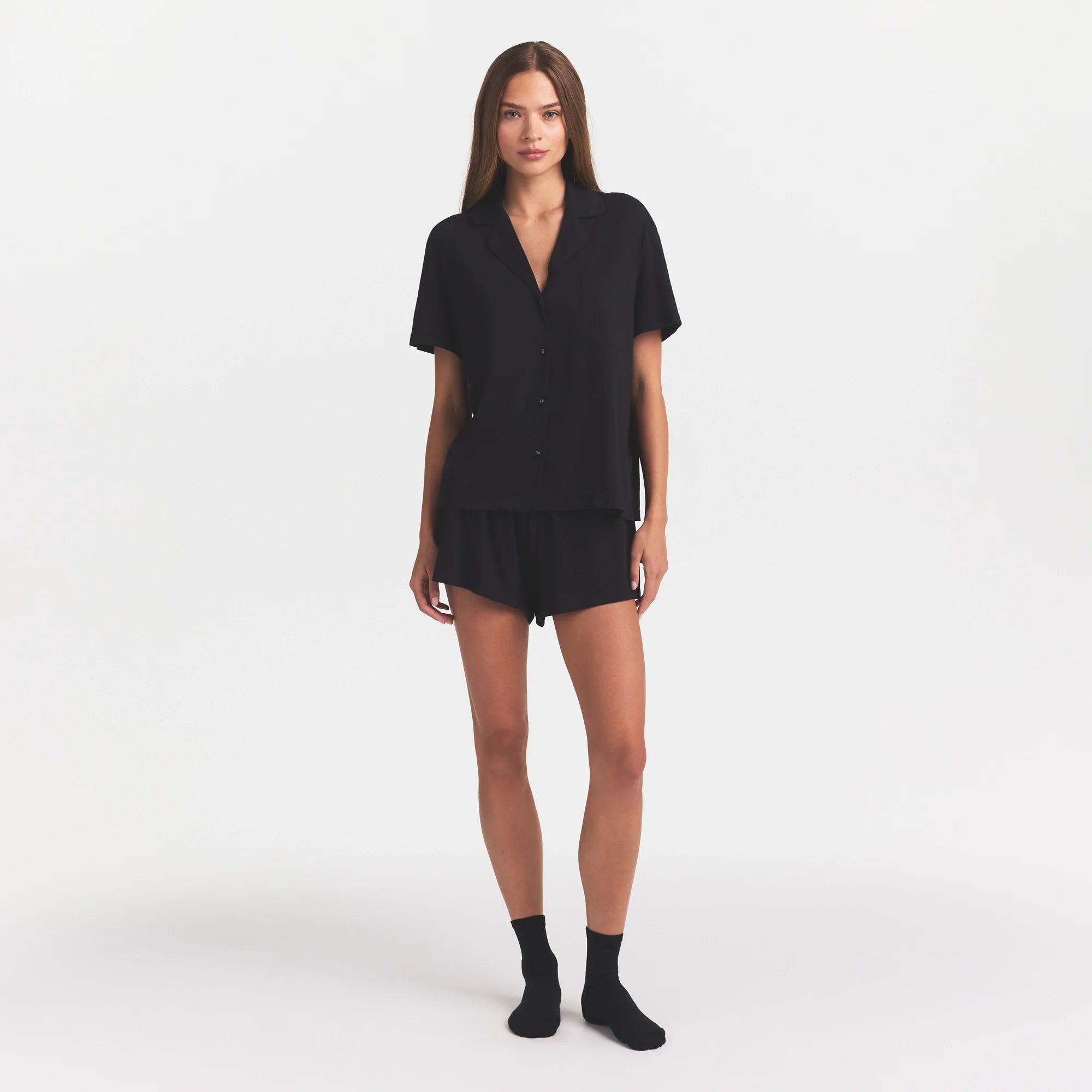 ORGANIC COTTON SLEEP SHORT SLEEVE SET | OBSIDIAN ON A MODEL FRONT VIEW @ | FOCUS: 0.0, 1.0, 0.9