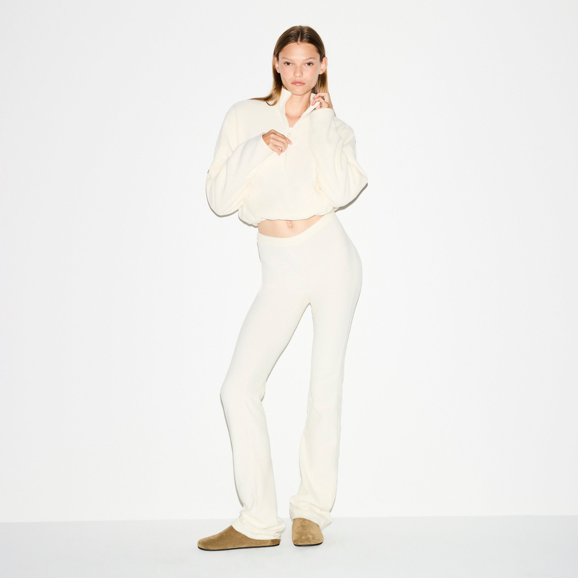 OUTDOOR FLEECE HALF ZIP | ECRU ON A MODEL FRONT VIEW @ | FOCUS: 0.0, 1.0, 0.9