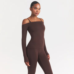 SMOOTH LAYERS OFF THE SHOULDER TOP | COCOA ON A MODEL SIDE VIEW @ | FOCUS: 0.0, 1.0, 0.9
