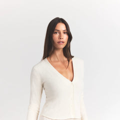 FEATHERWEIGHT CASHMERE CARDIGAN | EGRET ON A MODEL SIDE VIEW S | FOCUS: 0.0, 1.0, 0.9