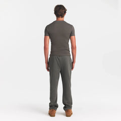 SKIMS COTTON RIB MENS T-SHIRT | JUNGLE ON A MODEL BACK VIEW @ | FOCUS: 0.0, 1.0, 0.9