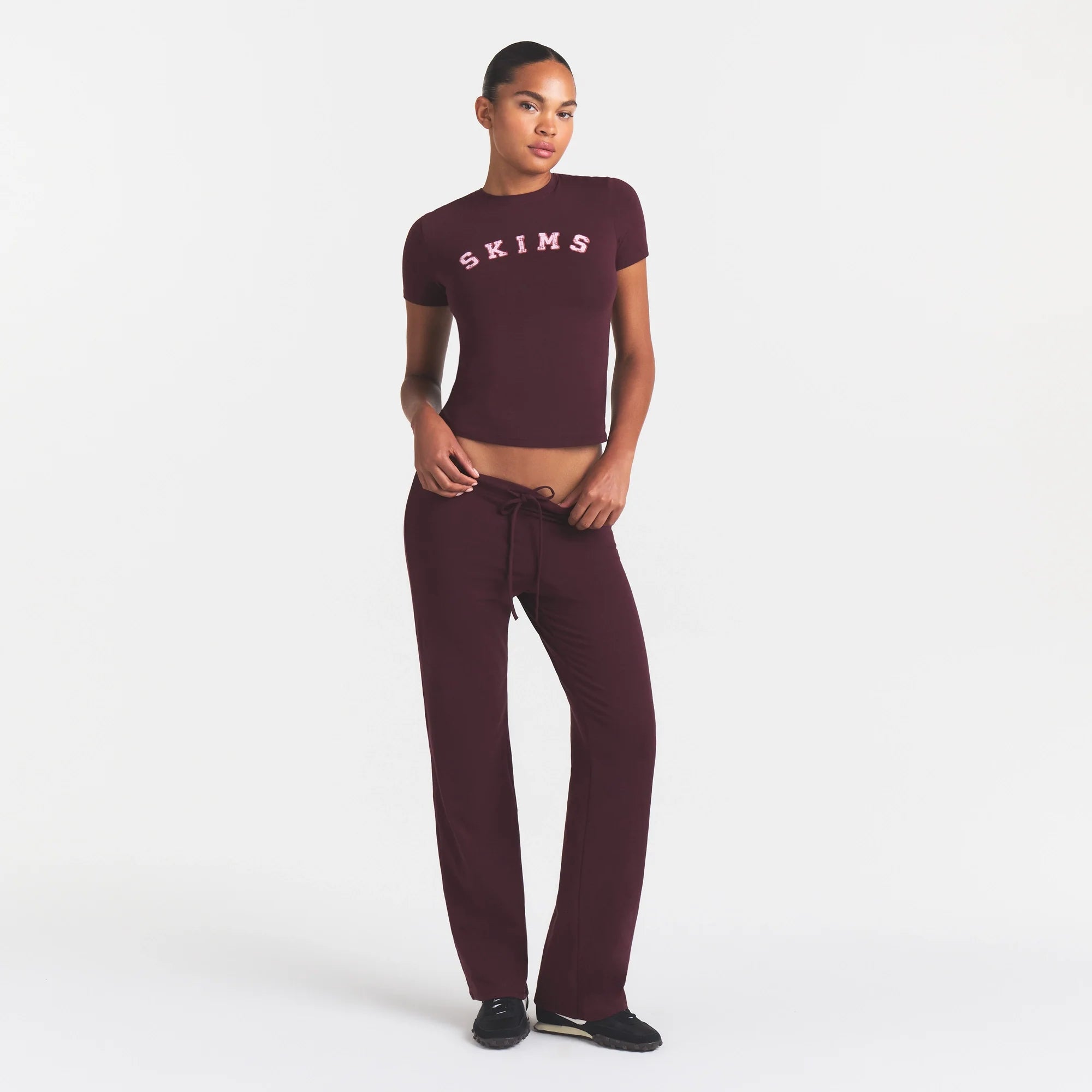 COTTON JERSEY LOGO T-SHIRT | CURRANT ARCHED SKIMS PLAID ON A MODEL | FOCUS: 0.0, 1.0, 0.9